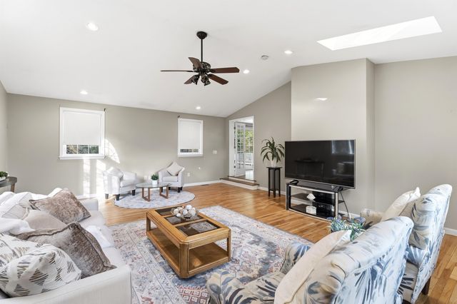 10 Judith Lane, Derry, NH 03038