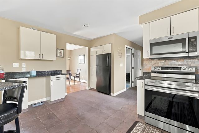 8 Lake View Court, Johnston, RI 02919