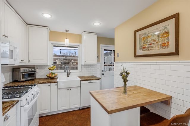 228 8th Street, Bethpage, NY 11714