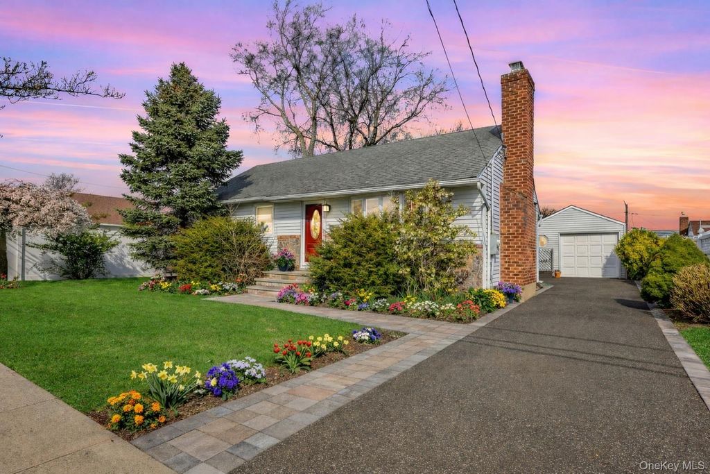 228 8th Street, Bethpage, NY 11714