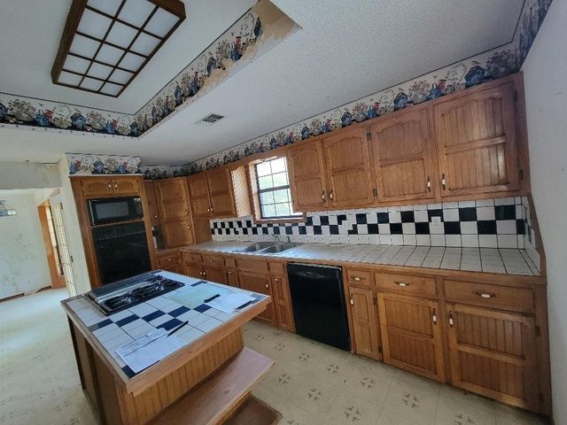 1046 Lutonsky Road, Fayetteville, TX 78940