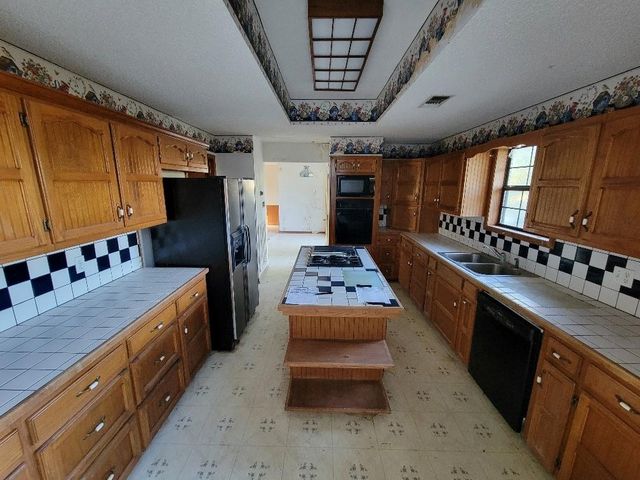 1046 Lutonsky Road, Fayetteville, TX 78940