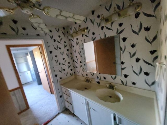 1046 Lutonsky Road, Fayetteville, TX 78940