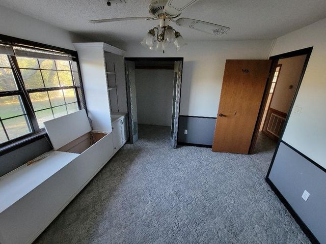 1046 Lutonsky Road, Fayetteville, TX 78940