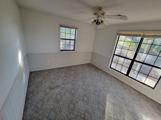 1046 Lutonsky Road, Fayetteville, TX 78940