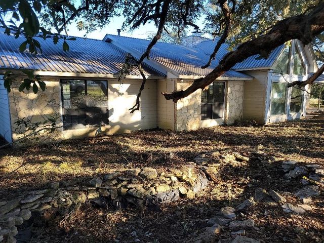 1046 Lutonsky Road, Fayetteville, TX 78940