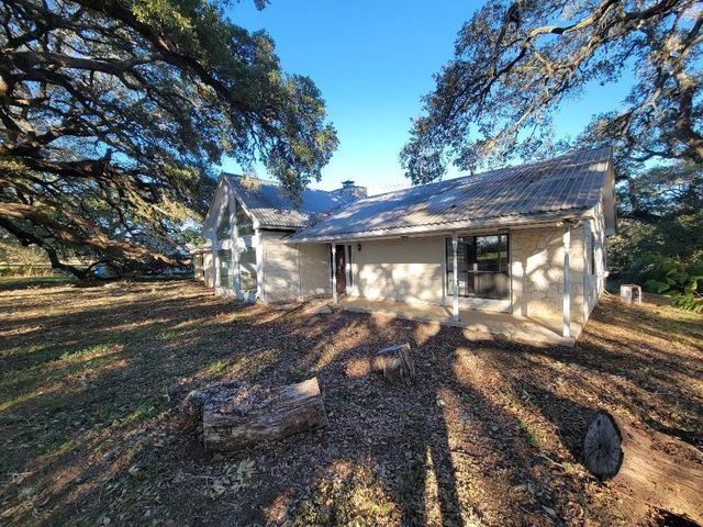 1046 Lutonsky Road, Fayetteville, TX 78940