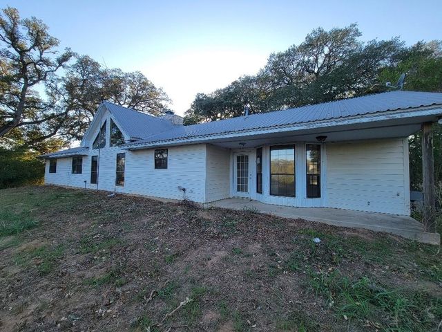 1046 Lutonsky Road, Fayetteville, TX 78940