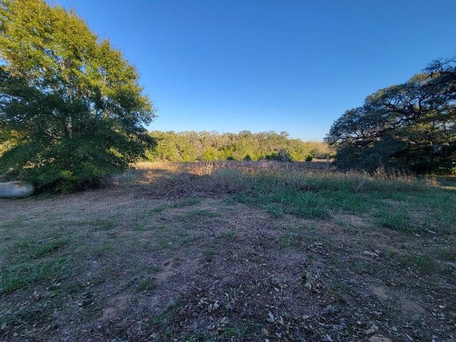 1046 Lutonsky Road, Fayetteville, TX 78940