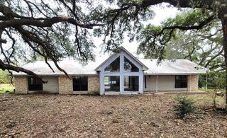 1046 Lutonsky Road, Fayetteville, TX 78940