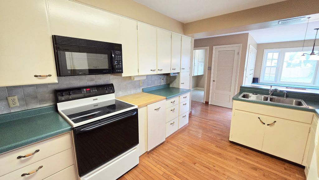 Image 16 of property listing at 630 Short Street, Centralia, IL 62801