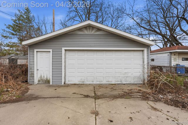 1832 E Goulson Avenue, Hazel Park, MI 48030