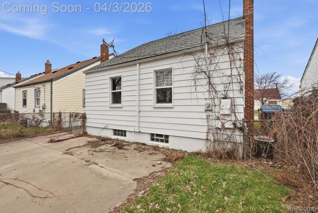 1832 E Goulson Avenue, Hazel Park, MI 48030