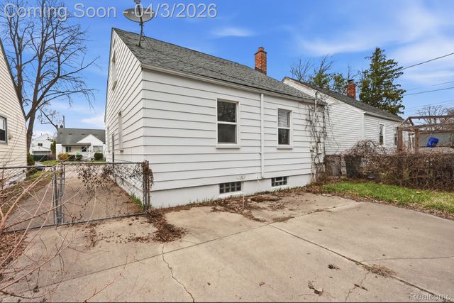 1832 E Goulson Avenue, Hazel Park, MI 48030