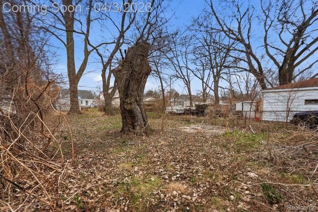 1832 E Goulson Avenue, Hazel Park, MI 48030