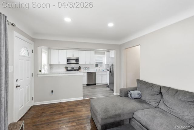 1832 E Goulson Avenue, Hazel Park, MI 48030