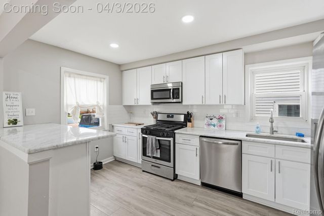 1832 E Goulson Avenue, Hazel Park, MI 48030