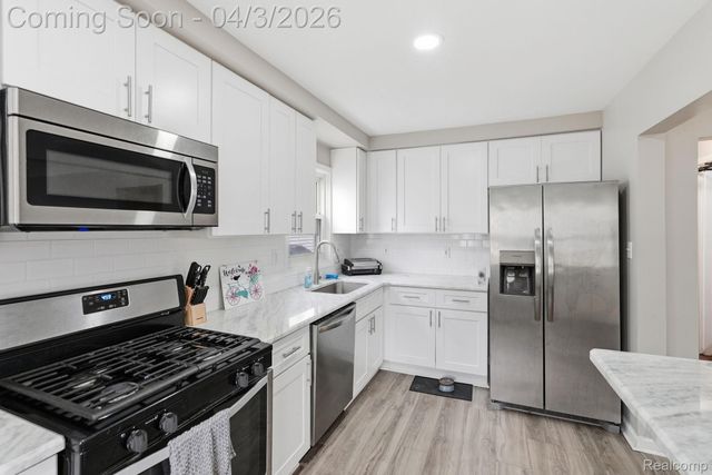 1832 E Goulson Avenue, Hazel Park, MI 48030