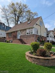 16 Essex St, Clifton City, NJ 07014