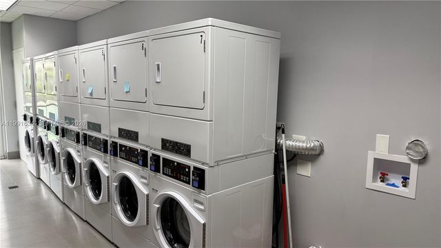 1200 Brickell Bay Dr 2216, Miami, FL 33131