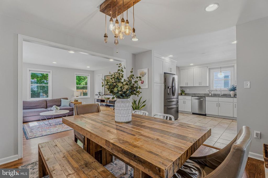 Image 12 of property listing at 506 BROOK RD, Baltimore, MD 21286