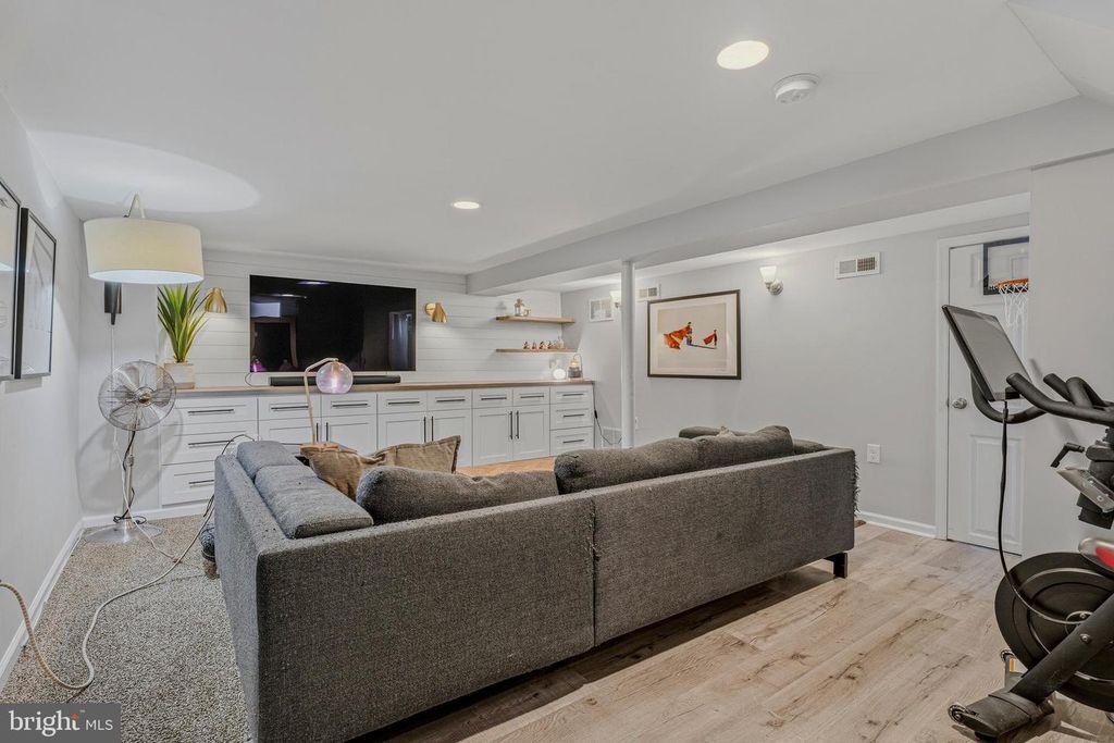 Image 33 of property listing at 506 BROOK RD, Baltimore, MD 21286