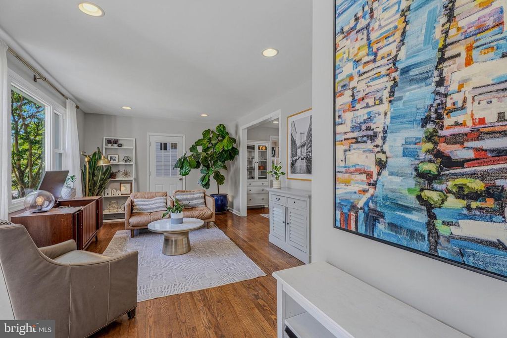 Image 4 of property listing at 506 BROOK RD, Baltimore, MD 21286
