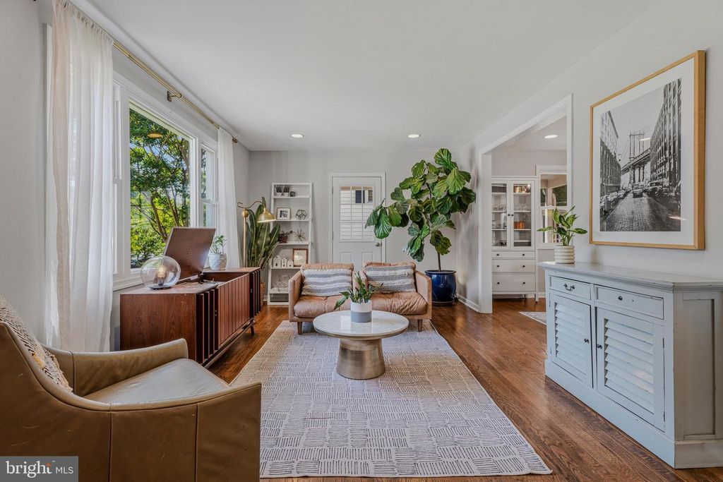 Image 5 of property listing at 506 BROOK RD, Baltimore, MD 21286
