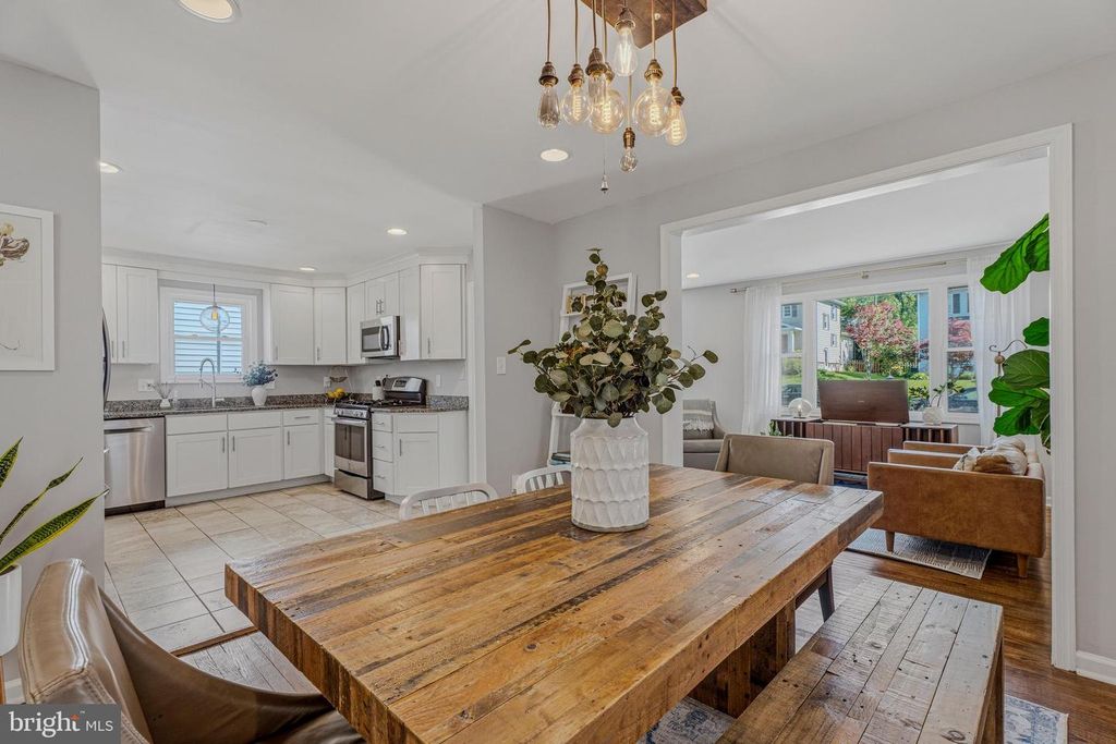 Image 8 of property listing at 506 BROOK RD, Baltimore, MD 21286