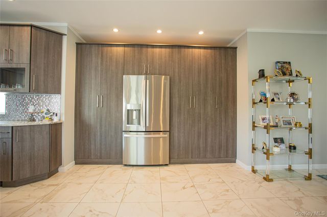 165 W Walnut Street, Long Beach, NY 11561