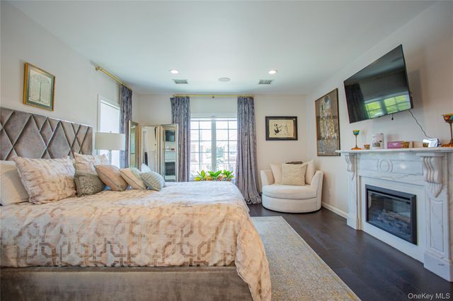 165 W Walnut Street, Long Beach, NY 11561