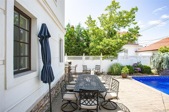 165 W Walnut Street, Long Beach, NY 11561