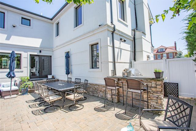 165 W Walnut Street, Long Beach, NY 11561