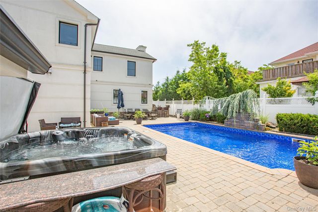 165 W Walnut Street, Long Beach, NY 11561