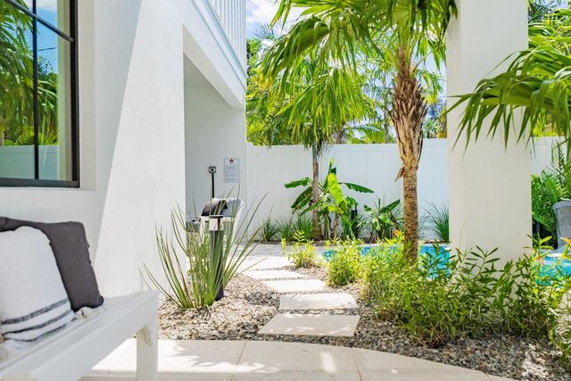 6910 MIDNIGHT PASS ROAD B, Sarasota, FL 34242