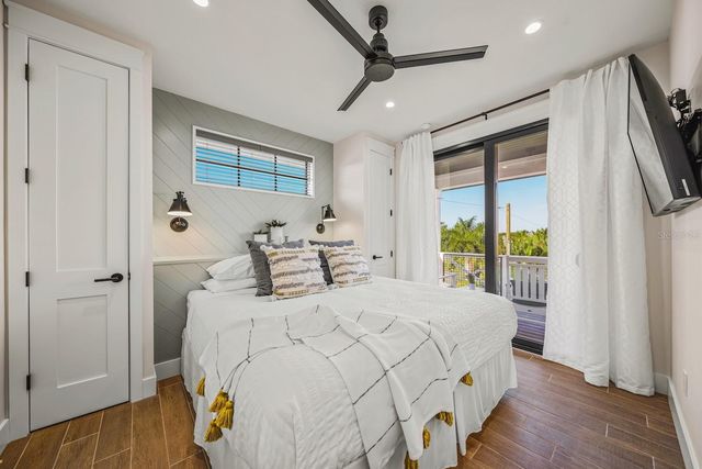 6910 MIDNIGHT PASS ROAD B, Sarasota, FL 34242