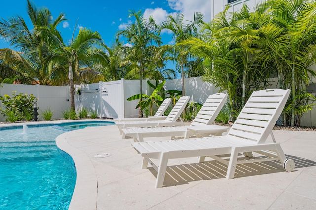 6910 MIDNIGHT PASS ROAD B, Sarasota, FL 34242