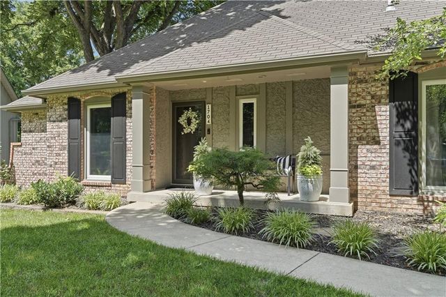 1704 NW Weatherstone Drive, Blue Springs, MO 64015