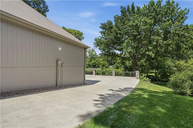 1704 NW Weatherstone Drive, Blue Springs, MO 64015