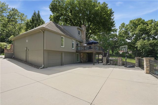 1704 NW Weatherstone Drive, Blue Springs, MO 64015