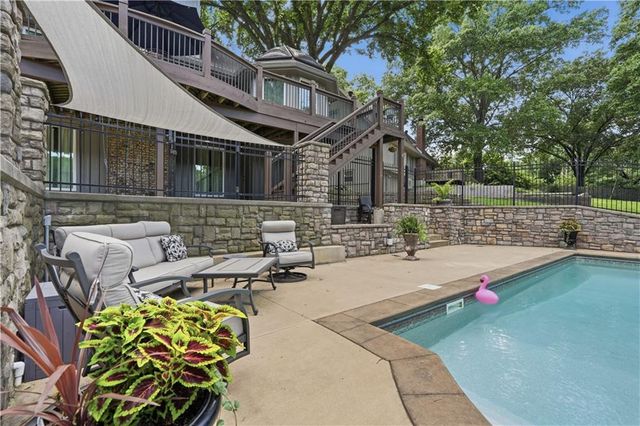 1704 NW Weatherstone Drive, Blue Springs, MO 64015