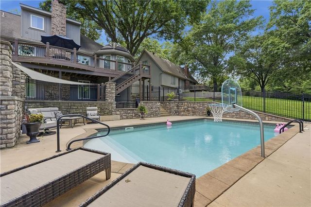 1704 NW Weatherstone Drive, Blue Springs, MO 64015