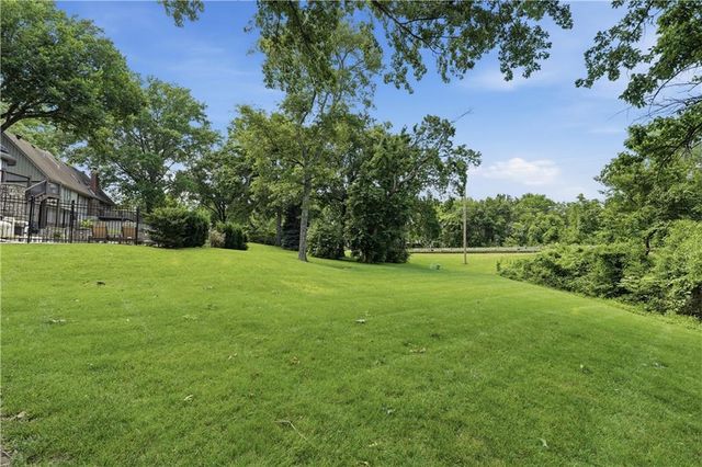 1704 NW Weatherstone Drive, Blue Springs, MO 64015