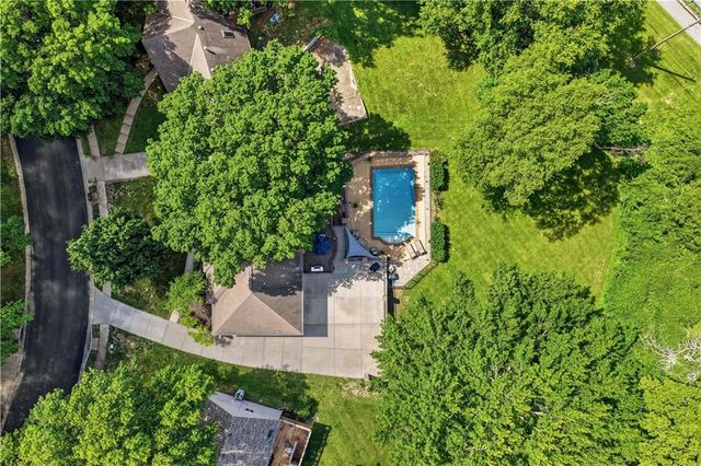 1704 NW Weatherstone Drive, Blue Springs, MO 64015