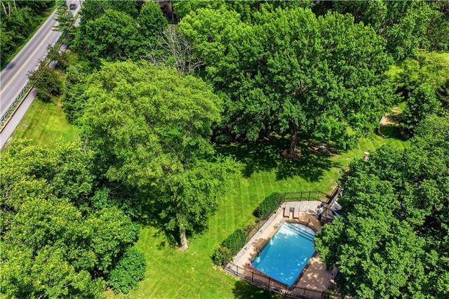 1704 NW Weatherstone Drive, Blue Springs, MO 64015
