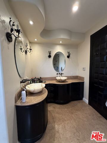 458 N Flores Street, Los Angeles, CA 90048