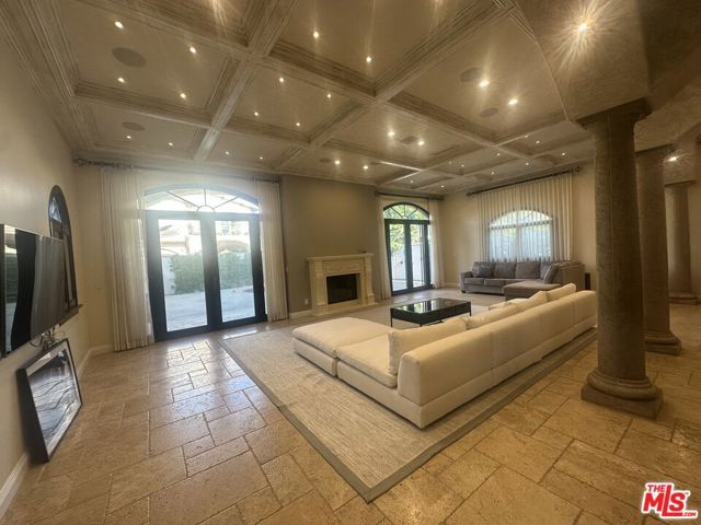 458 N Flores Street, Los Angeles, CA 90048