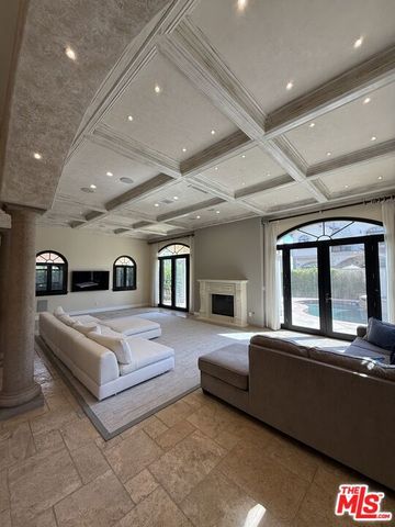 458 N Flores Street, Los Angeles, CA 90048