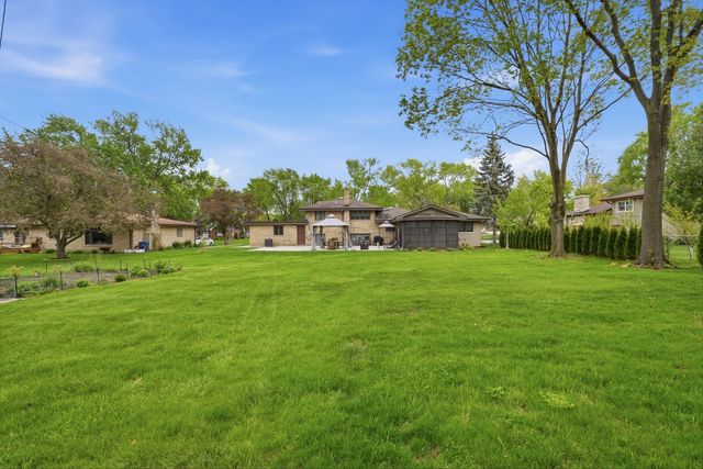 212 E Monterey Avenue, Schaumburg, IL 60193
