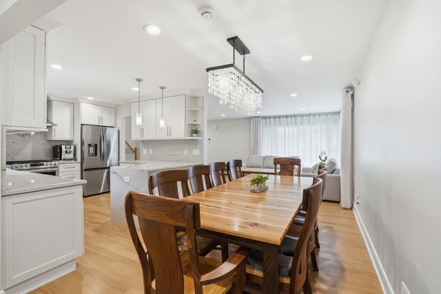 212 E Monterey Avenue, Schaumburg, IL 60193